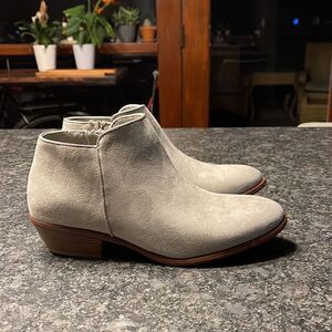 Wild Diva cute light gray suede ankle boots side zip 2” wood stack heel BNWOB